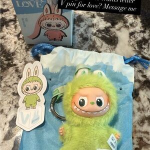 Letter V pin for love !!